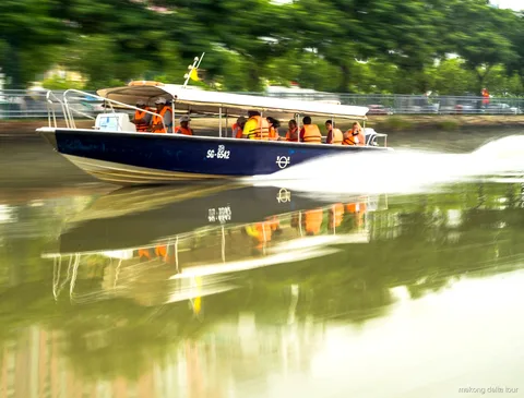 Bateau rapide VIP naviguant dans un canal étroit lors de l'excursion en bateau rapide dans le delta du Mékong