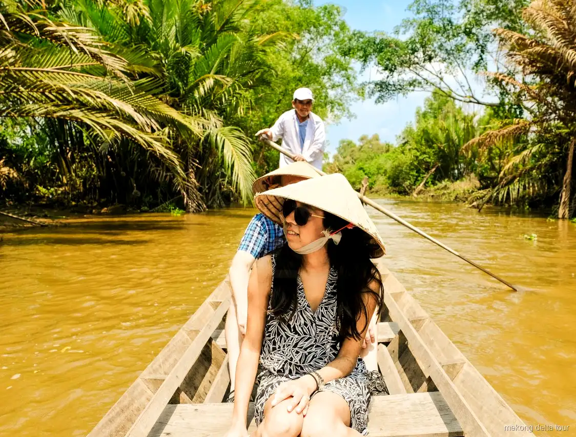 Visite d'une exploitation familiale avec dégustation de noix de coco fraîche lors de l'excursion en bateau rapide